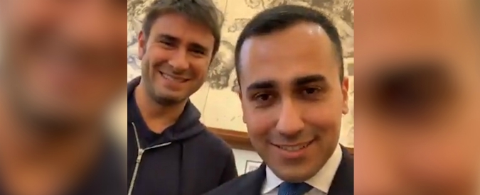 Copertina di Reddito cittadinanza, l’ironia di Di Maio e Di Battista: “Ho una domandina per il Pd…”. “È incredibile, buon funerale”