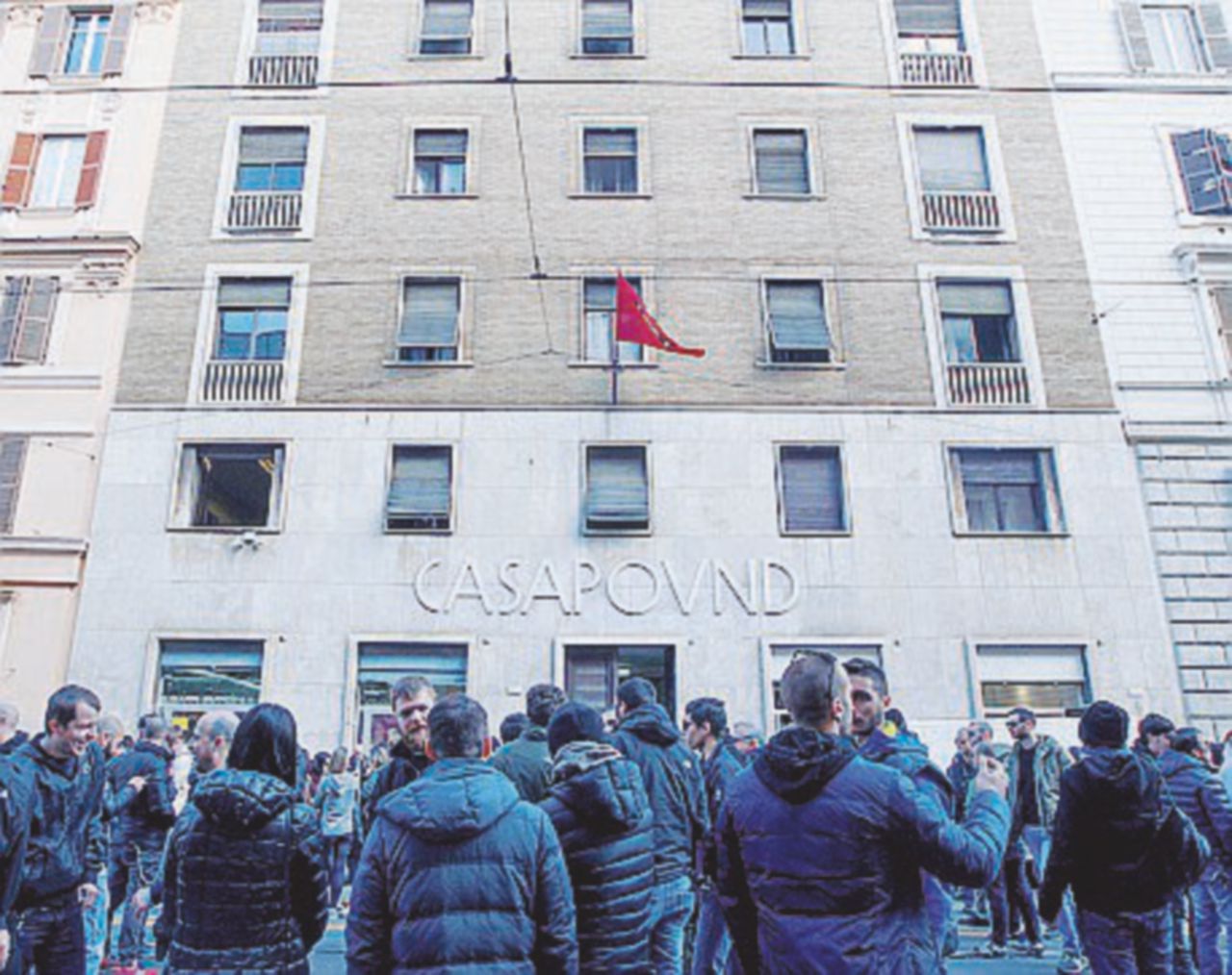 Copertina di “Sgomberate CasaPound”. Il Campidoglio si schiera, Salvini anche: “Altre priorità”