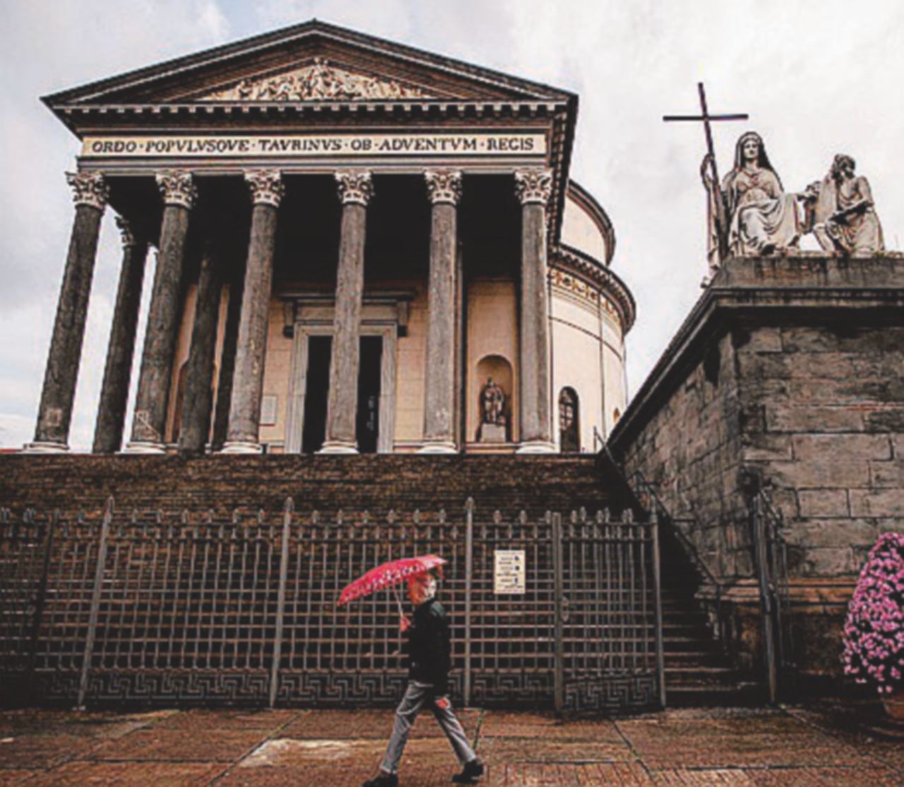 Copertina di Mistero alla “Gran Madre”: 2,4 milioni di offerte in Svizzera. Ma il parroco li restituisce