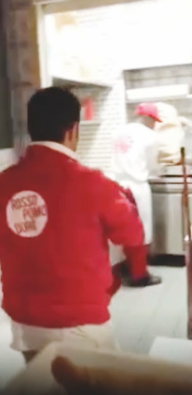Rosso Pomodoro, appelli al boicottaggio: “Licenziate il pizzaiolo”. Ma lui: “Scherzavo”