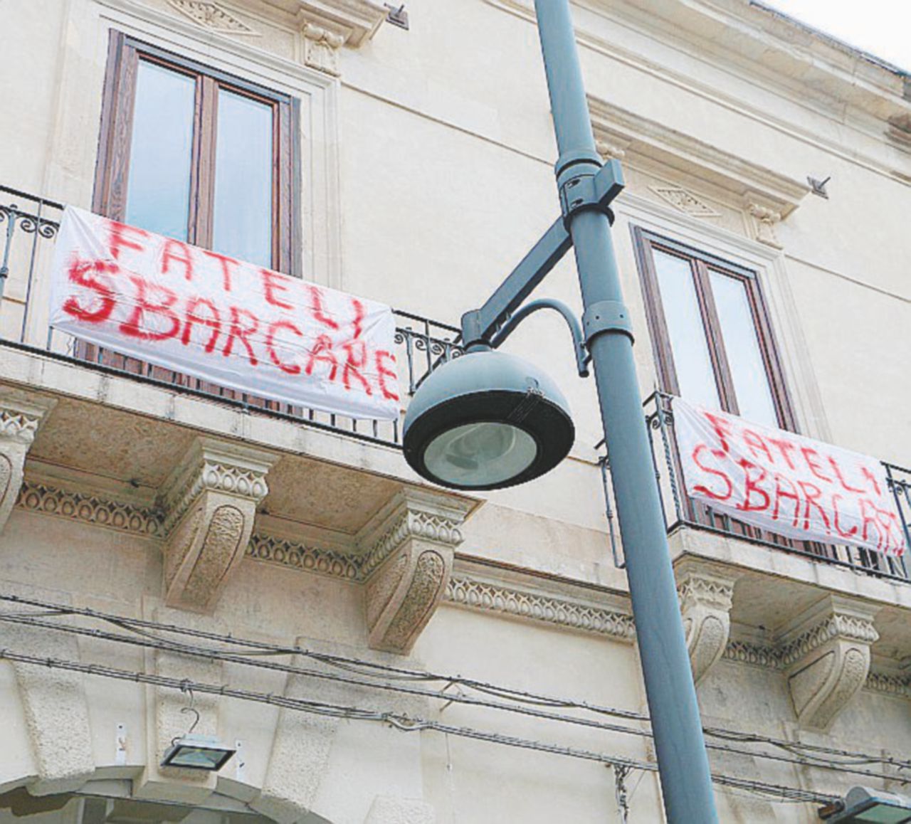 Copertina di Lo strano risveglio della città che ingoia tutto