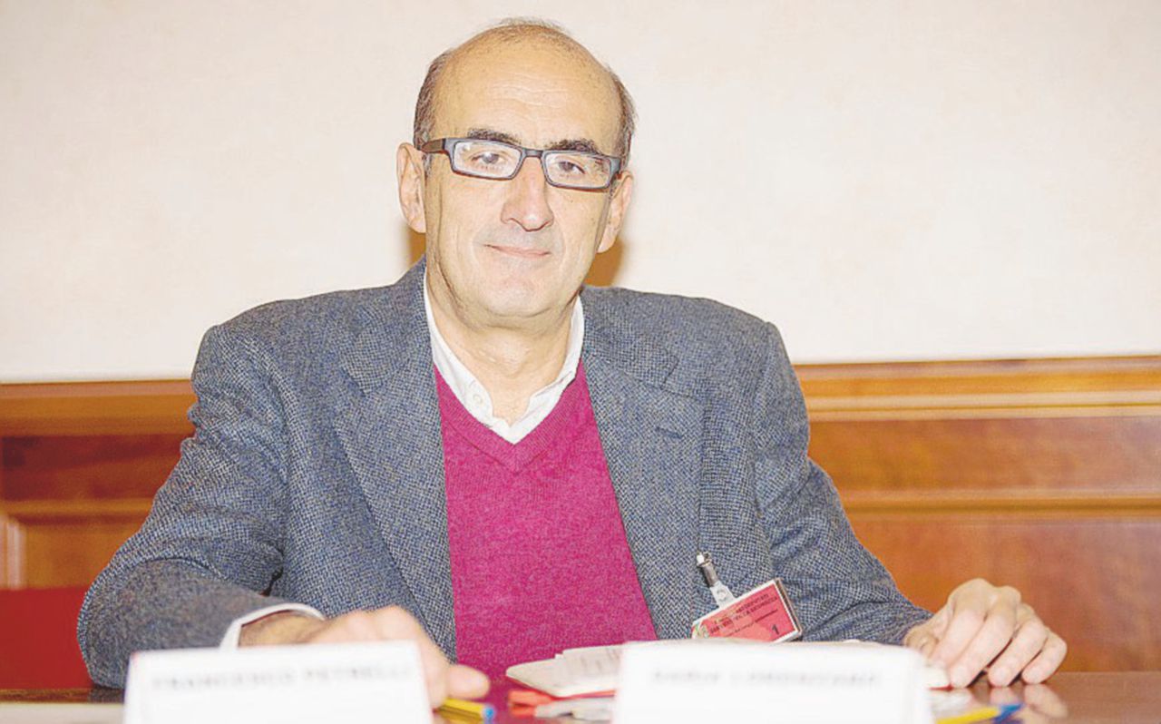 Copertina di Oxfam e Openpolis: “Il governo italiano ha ridotto i fondi per la cooperazione”