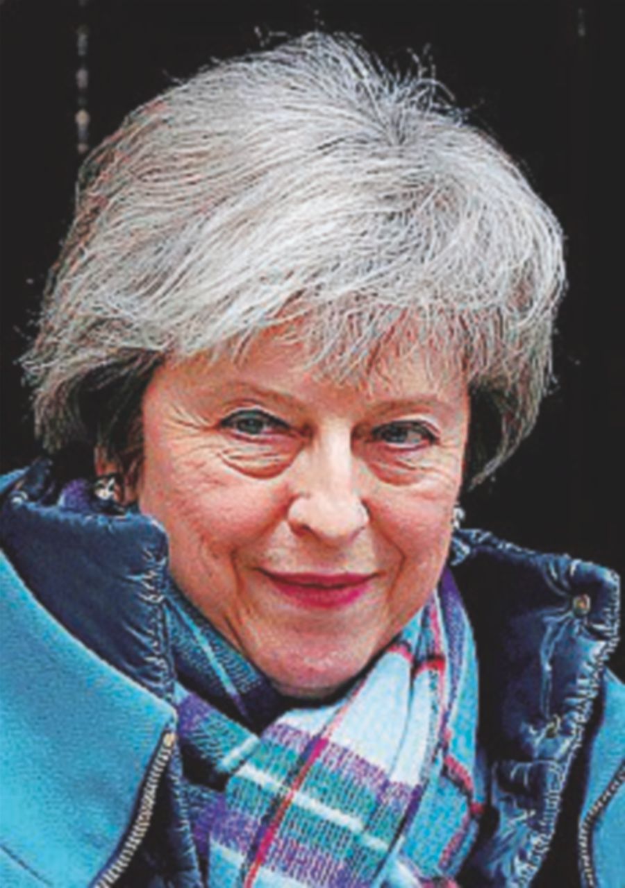 La “fenice” May salvata: si immolerà ancora contro la Ue