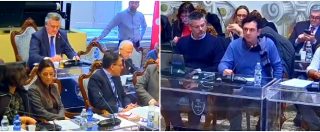 Copertina di Shoah, a Pisa consigliere eletto con la Lega non si alza per minuto di silenzio: presidente chiede le scuse e si commuove