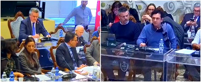 Copertina di Shoah, a Pisa consigliere eletto con la Lega non si alza per minuto di silenzio: presidente chiede le scuse e si commuove