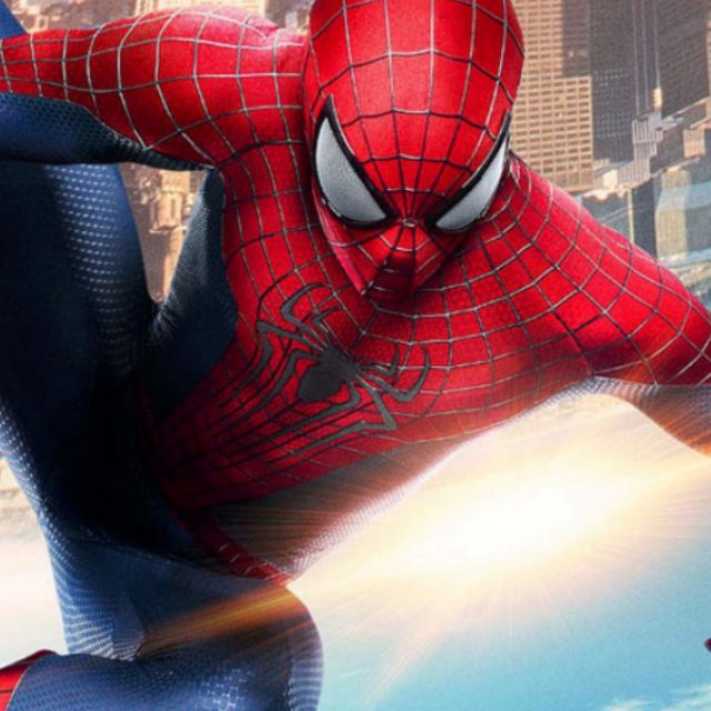 Licenziato, impiegato si presenta l’ultimo giorno al lavoro vestito da Spider-Man e diventa l’idolo dei social: “Sei un mito”