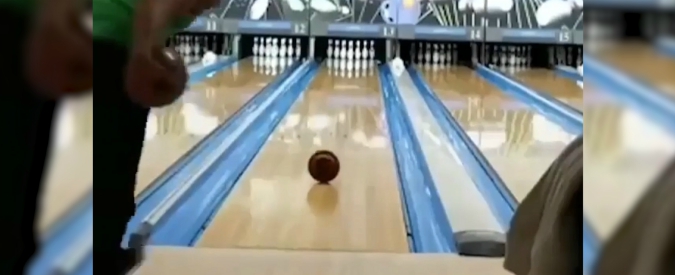 Copertina di Campioni di bowling ne abbiamo? Il colpo impossibile lascia col fiato sospeso. E il finale vi stupirà