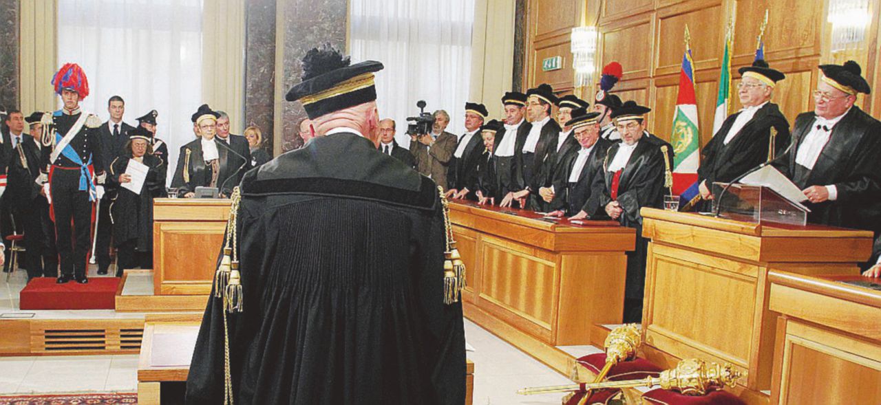 Reddito, troppi vincoli per gli stranieri: rischio bocciatura alla Consulta