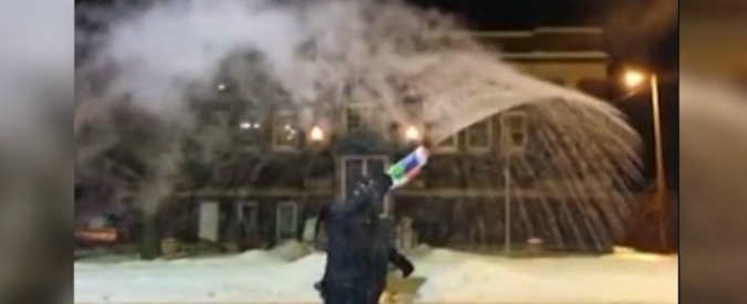 Copertina di Ondata di gelo record negli Usa, l’acqua si ghiaccia all’istante a contatto con l’aria: gli esperimenti sui social