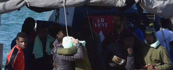 Copertina di Sea Watch attracca al porto di Catania: i migranti sbarcano. “Interrogato tutto l’equipaggio. Nessun sequestro nave”