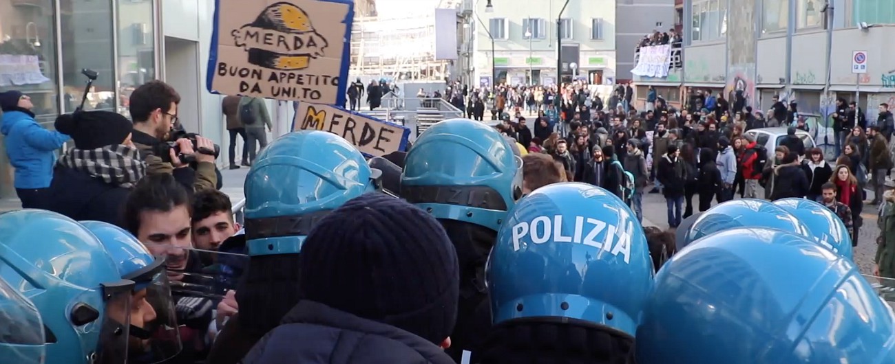 Copertina di Torino, due fast food nell’area universitaria. La protesta: “Più spazi per studenti, fuori i privati dall’ateneo”