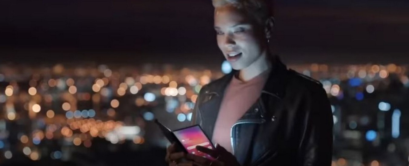 Lo smartphone pieghevole di Samsung appare in un video, sembra sottile
