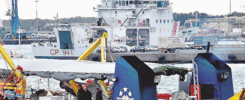 In porto - La Diciotti e la Sea Watch, l’una di fronte all’altra a Catania - Ansa Ispezione a bordo per cinque ore. Nessun sequestro per la nave Ong