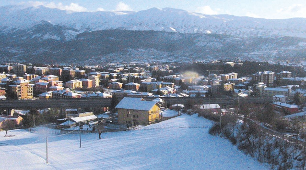 Copertina di La disfida di “Sara” tra un fascio romano e il grigio Legnini