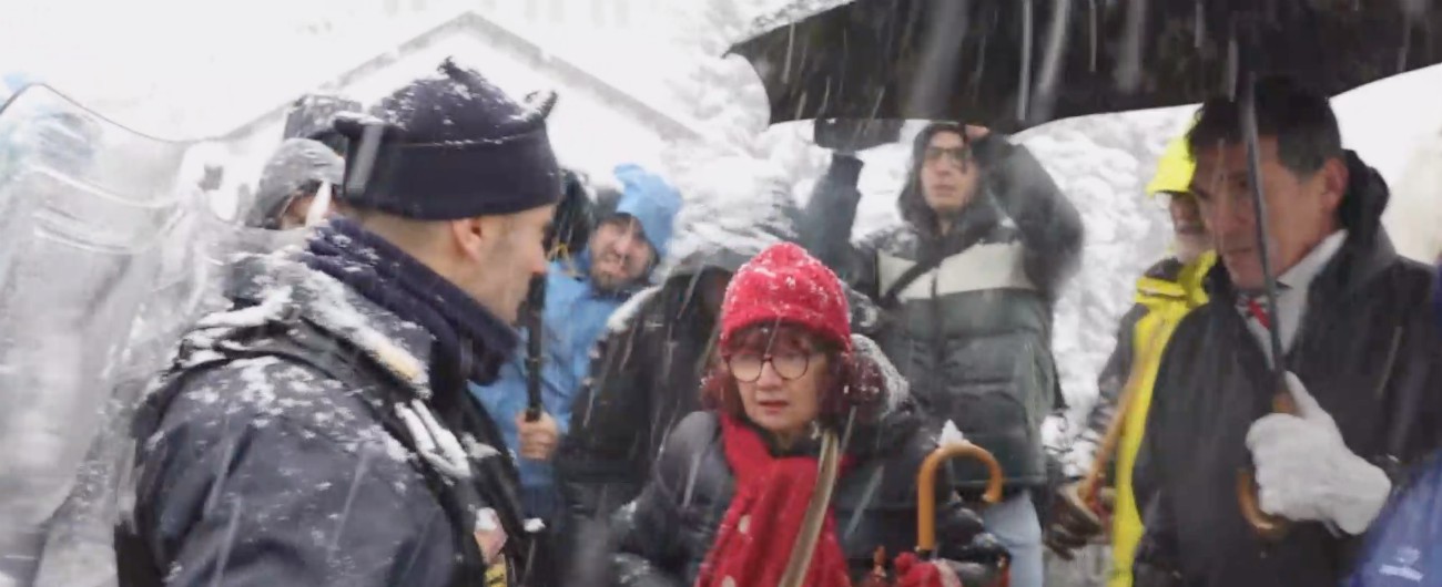 Copertina di No Tav, palle di neve e manganellate al cantiere di Chiomonte: “Salvini colluso con i poteri forti”