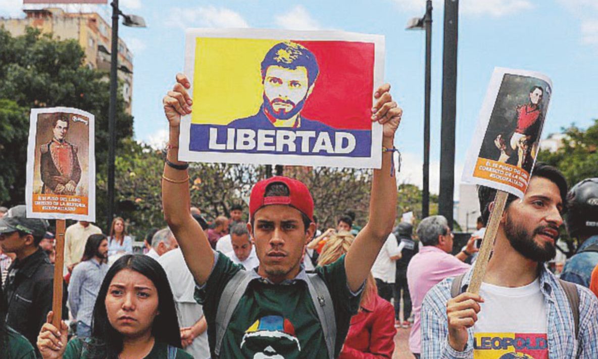 Copertina di Helicoide: da icona chic a simbolo di tortura politica