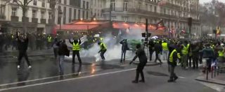 Copertina di Parigi, ancora un sabato di proteste per i gilet gialli. Danni e scontri con la polizia in Place de la Republique