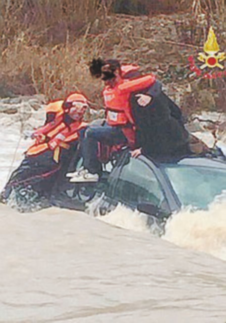 Esonda il Reno a Bologna, feriti sei carabinieri