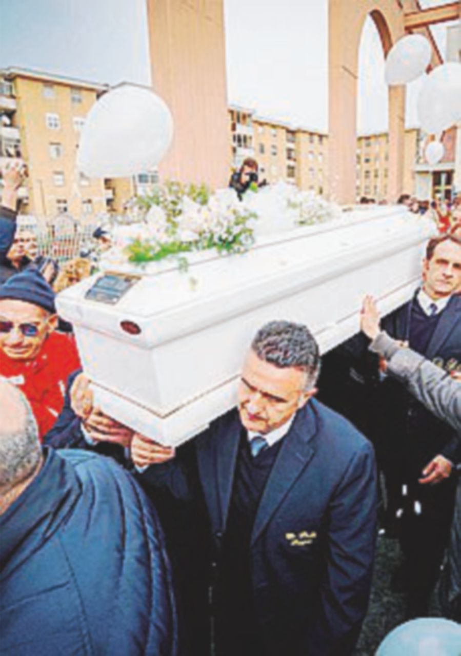 Funerali del piccolo Giuseppe Dorice: urla contro la madre