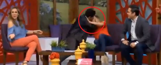 Copertina di Il funzionario di governo afferra la conduttrice e la costringe a baciarlo: la scena in diretta tv, ma per lui finisce male…