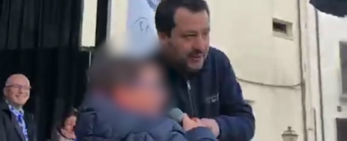 Copertina di Salvini, il siparietto sul palco con il bambino di 11 anni: “Non è sequestro di minore, ho già i miei problemi”