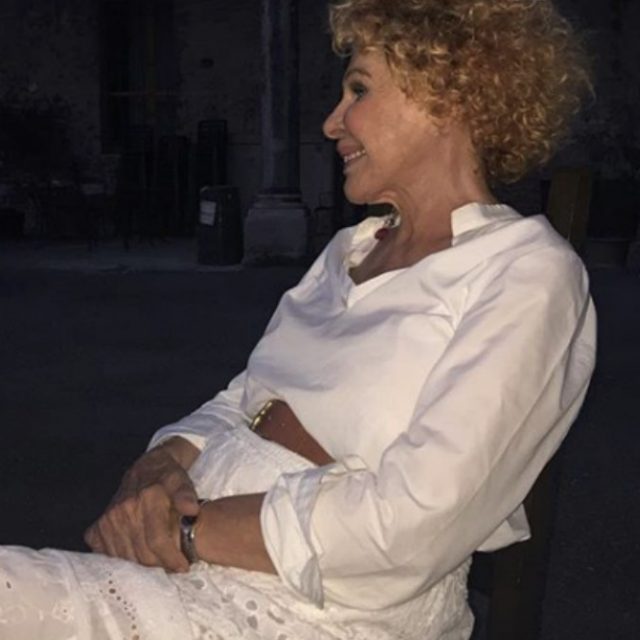 Ornella Vanoni: “Con Francesco che ha 36 anni dormiamo nello stesso letto ma per parlare: a 80 anni il sesso non ti riempe il cuore”