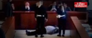 Copertina di Viareggio, bagarre in Consiglio comunale: consigliere protesta, getta il microfono e si sdraia a terra