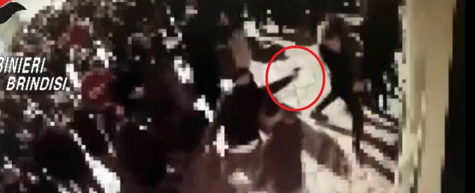 Copertina di Brindisi, l’agguato nel cuore della movida: spari tra la folla di giovani nella piazza del centro durante il sabato sera