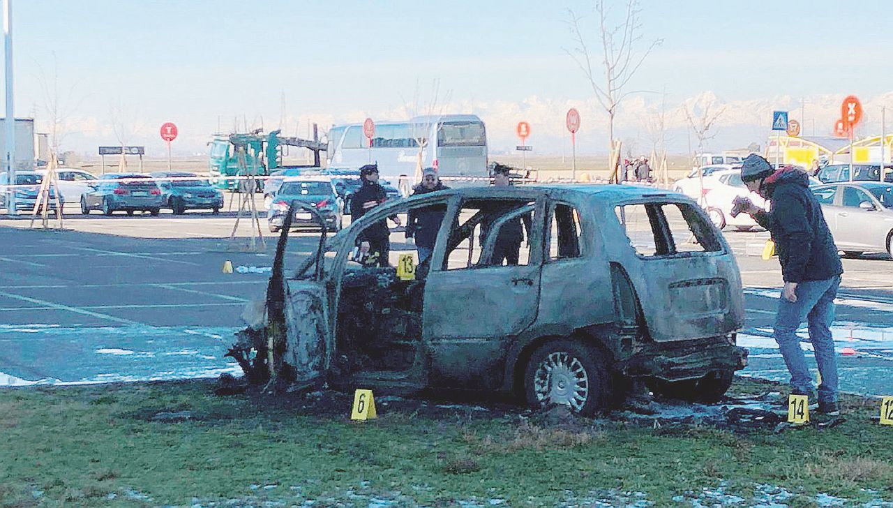 Copertina di Dà fuoco all’auto dell’ex: “Mi denunci, io ti brucio”