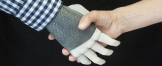 Copertina di Per la prima volta al mondo una mano robotica dotata di sensibilità è stata impiantata in modo permanente, grazie agli scienziati italiani