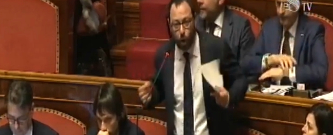 Copertina di Reddito cittadinanza, Patuanelli (M5s): “Supera i salari? Problema sono stipendi bassi, politica ha creato guerra tra poveri”