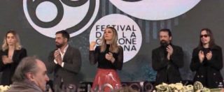 Copertina di Festival di Sanremo 2019, omaggio a Fabrizio Frizzi: lungo applauso e standing ovation per il conduttore morto a marzo