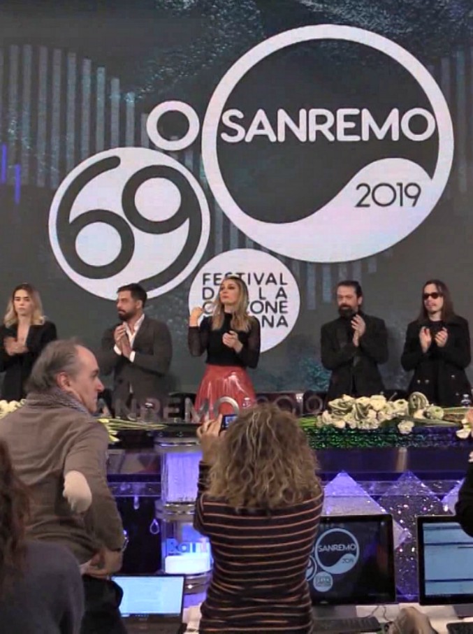 Copertina di Festival di Sanremo 2019, omaggio a Fabrizio Frizzi: lungo applauso e standing ovation per il conduttore morto a marzo