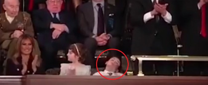 Copertina di Usa, Trump parla alla nazione. Ma la scena è tutta per questo bambino (che è diventato l’idolo dei social). Ecco perché