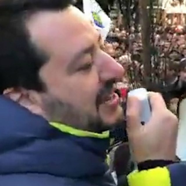Sanremo 2019, Salvini al comizio: “Anche se lì non mi amano, vi auguro un buon Festival”. E la signora: “Manco morta”