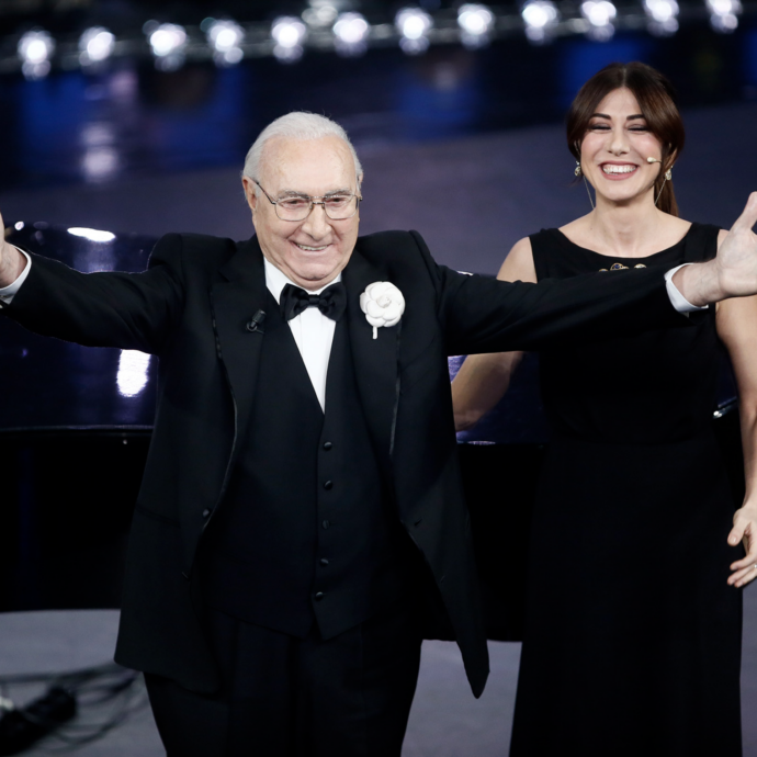 La Rai si ferma per ricordare Pippo Baudo e stravolge i palinsesti: in onda edizioni straordinarie, speciali e repliche dei suoi programmi iconici