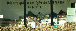 Copertina di Loveparade a Duisburg, archiviazione per sette imputati su dieci. Nella calca morirono 21 persone tra cui un’italiana