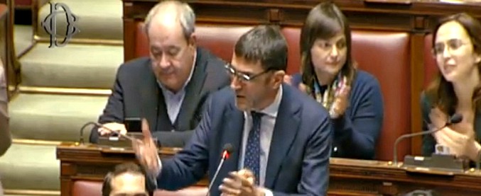 Copertina di Tav, protesta Pd alla Camera: “Ponti ha riferito esito dell’analisi direttamente al M5s, l’ho visto con i miei occhi”