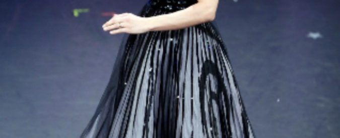 Sanremo 2019, la Hunziker sul palco con un abito “doppio”: via la gonna, il cambio è sorprendente