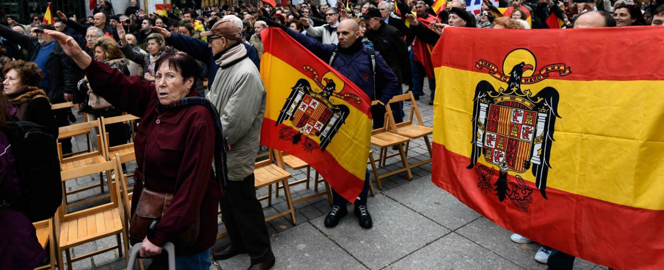 Spagna, Madrid chiede a 656 Comuni di togliere i simboli del franchismo: dalle targhe ai nomi delle vie