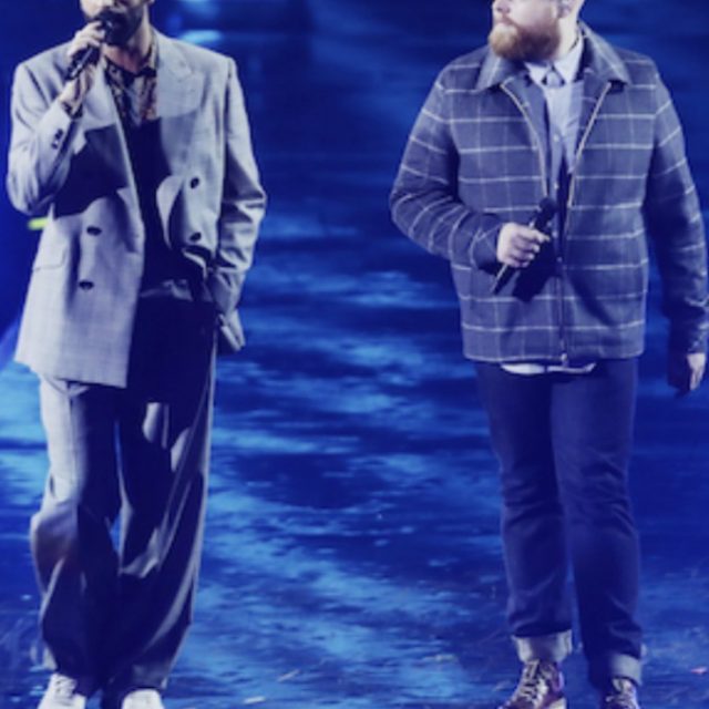 Sanremo 2019, Mengoni sul palco dell’Ariston con Tom Walker: ecco chi è il cantautore scozzese  che canta con lui “Hola”