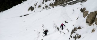 Copertina di Migranti, 20enne trovato morto assiderato sul confine Italia-Francia: il cadavere era sepolto dalla neve