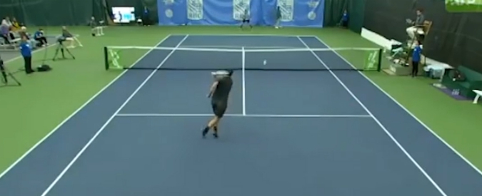 Copertina di Avete mai visto una giocata così? Il colpo sotto rete del tennista è spettacolare: avversario sorpreso e spiazzato