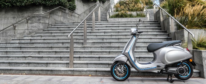 Copertina di Vespa elettrica, la prova de Il Fatto.it – Ecologica e silenziosa a spasso per Milano – FOTO