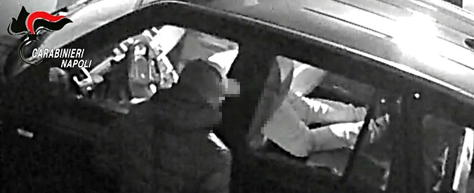 Copertina di Napoli, rubavano auto con il metodo del “cavallo di ritorno”: arrestata banda. I video che li incastrano
