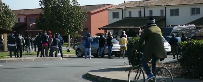 Copertina di Catania, al via lo sgombero del Cara di Mineo: trasferiti i primi 44 migranti. Sindaco: “Stato non lasci qui le macerie”