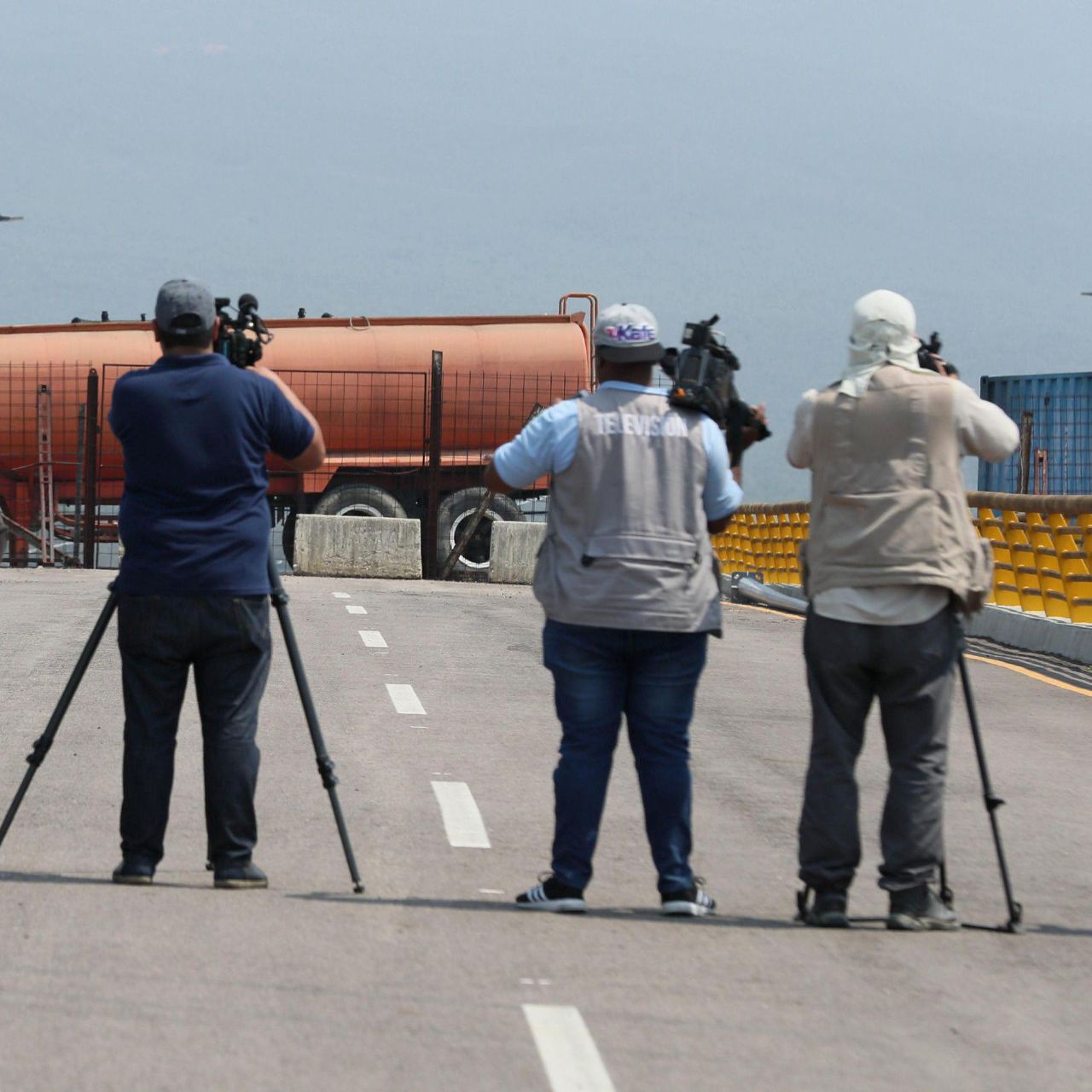 Aiuti umanitari ancora fermi alla frontiera con la Colombia