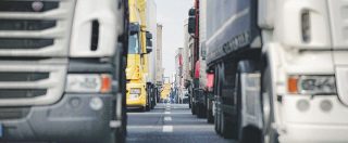 Blocchi degli autotrasportatori: la spaccatura interna e i cittadini che appoggiano i presìdi (nonostante disagi e perdite) e chiedono di resistere