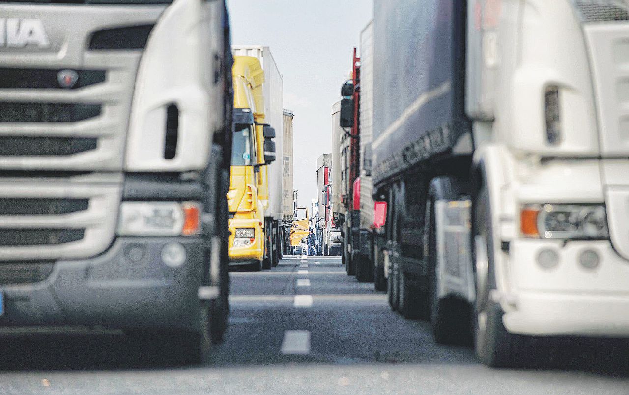 Blocchi degli autotrasportatori: la spaccatura interna e i cittadini che appoggiano i presìdi (nonostante disagi e perdite) e chiedono di resistere