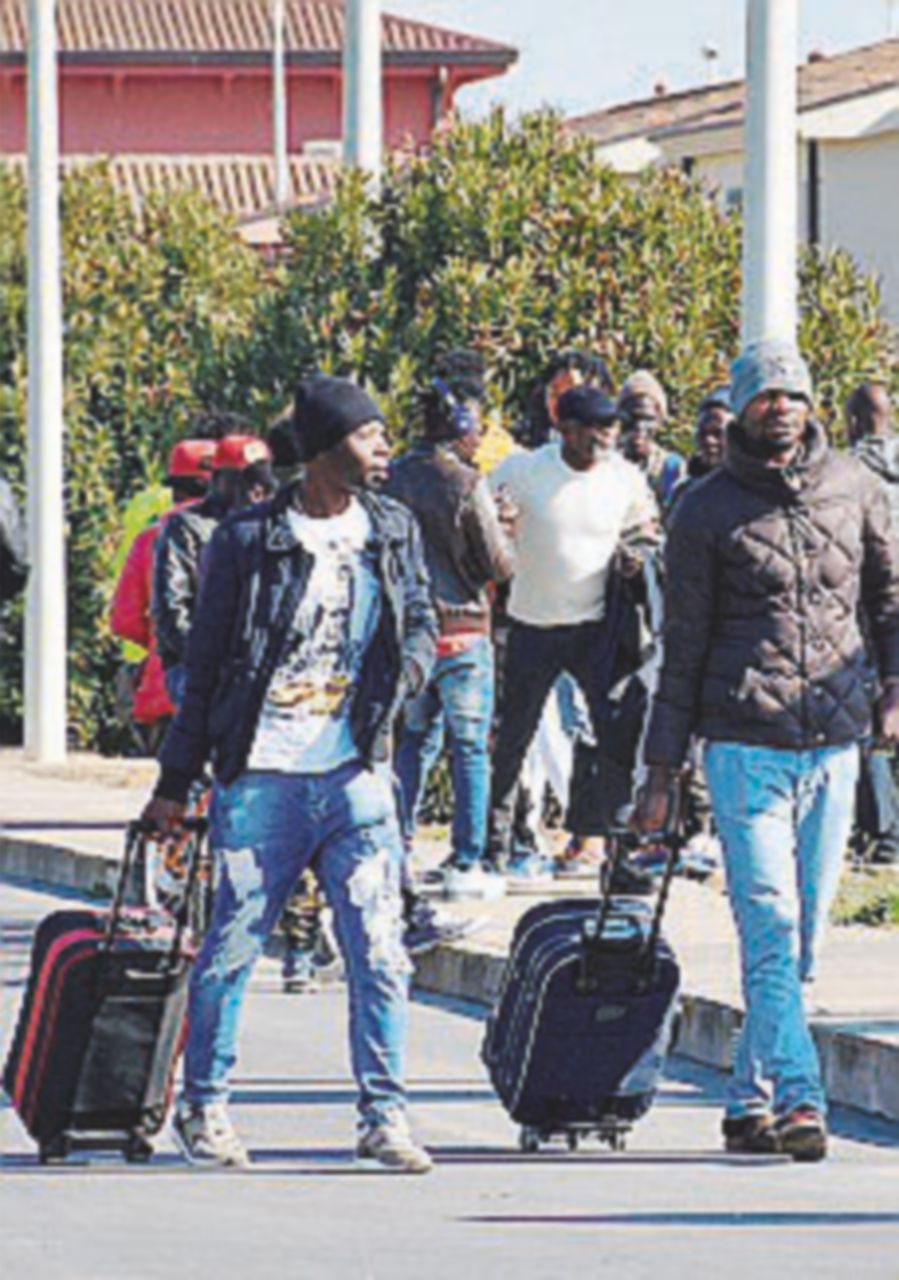 Mineo, chiude il Cara ieri i primi cinquanta trasferimenti